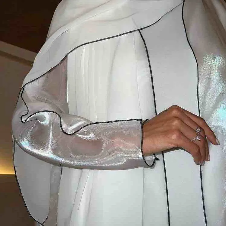 العبايه البيضاء - صورة 1